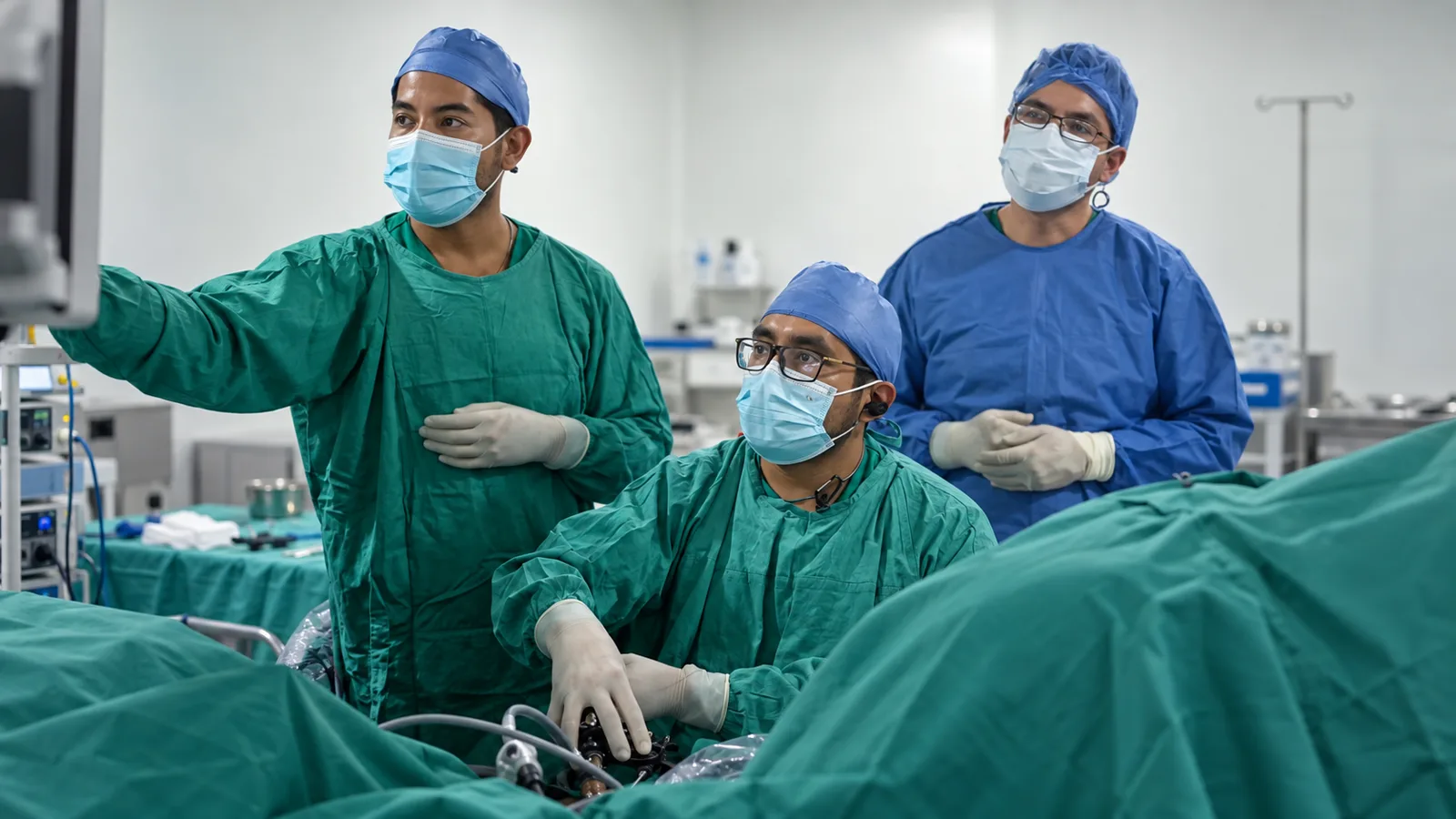 Dr. Pablo Benenaula durante un procedimiento urológico
